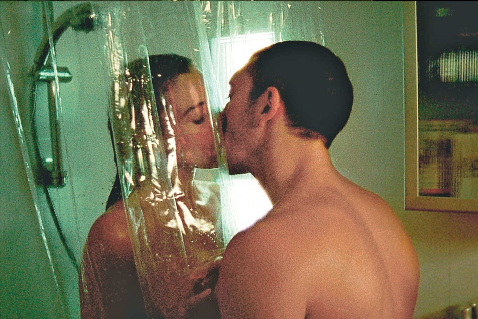 shower-kiss