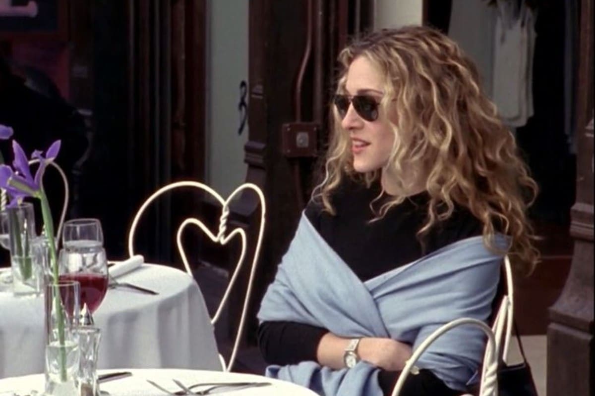 carrie bradshaw dining alone